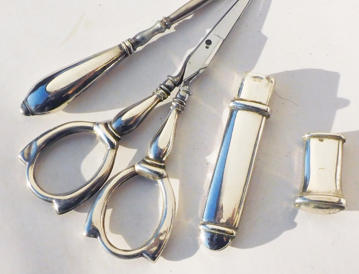 Nécessaire de couture En Argent Massif fin XIXe début XXe ciseaux dé à coudre-photo-4