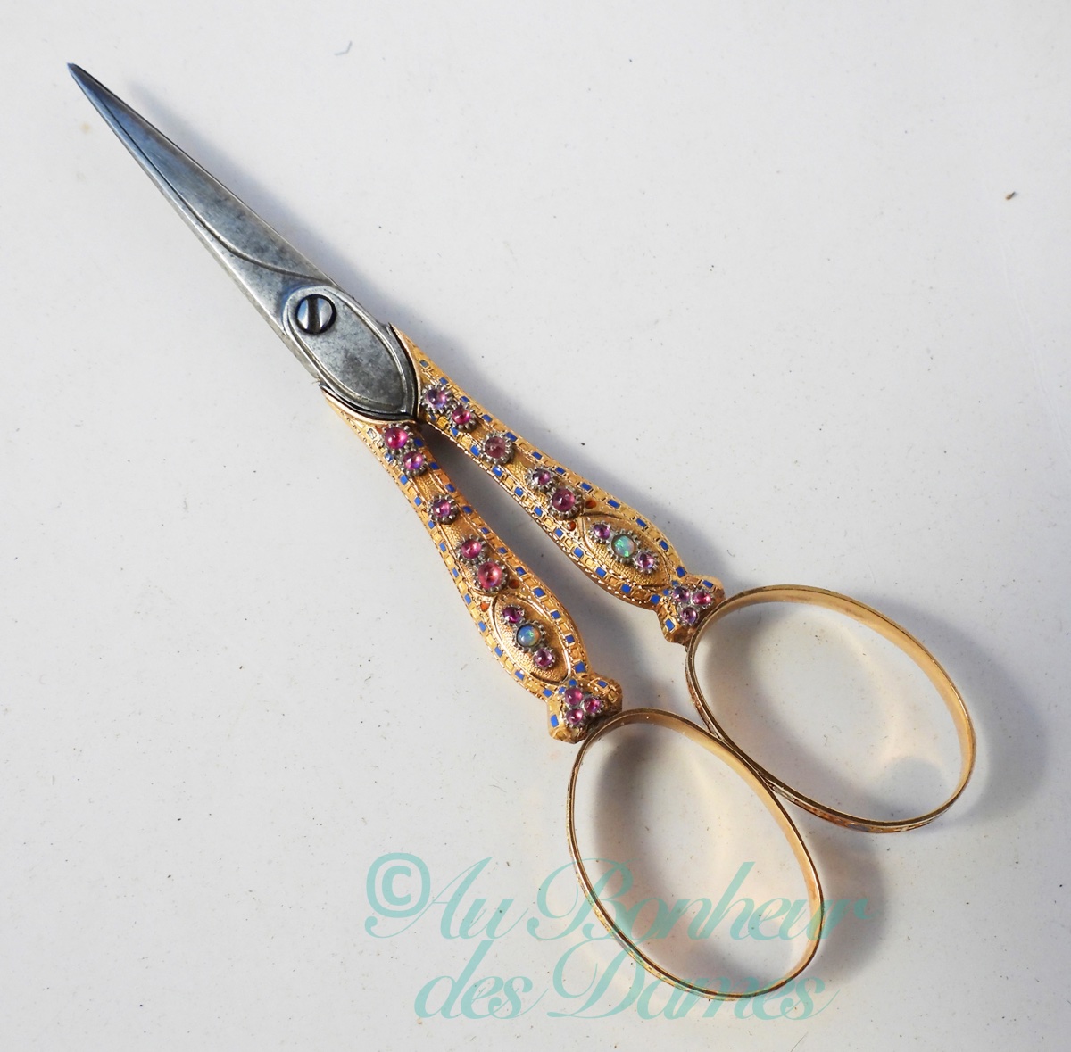 Paire de ciseaux or 18 carats émail et rubis et opales début XIXe siècle nécessaire couture