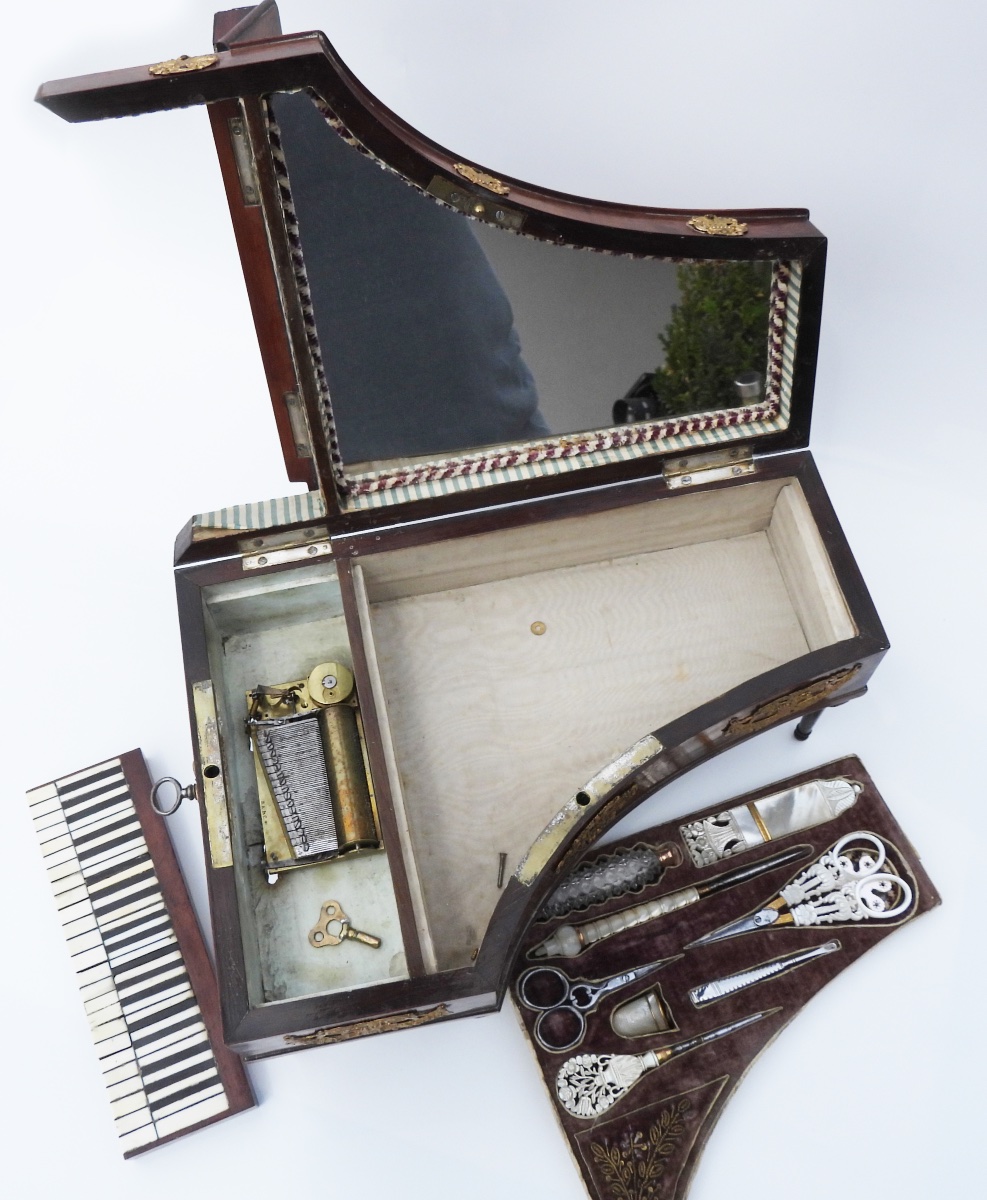 Nécessaire de couture en nacre  époque XIXe Restauration Palais Royal coffret forme piano -photo-2