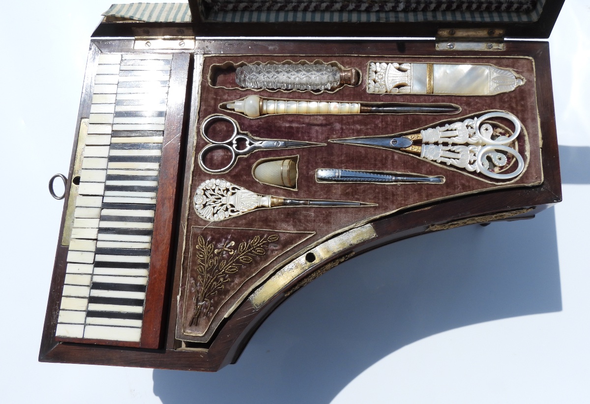 Nécessaire de couture en nacre  époque XIXe Restauration Palais Royal coffret forme piano -photo-4