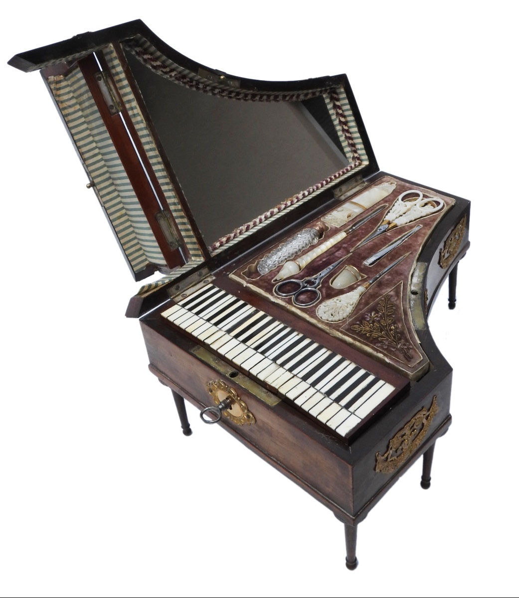 Nécessaire de couture en nacre  époque XIXe Restauration Palais Royal coffret forme piano 