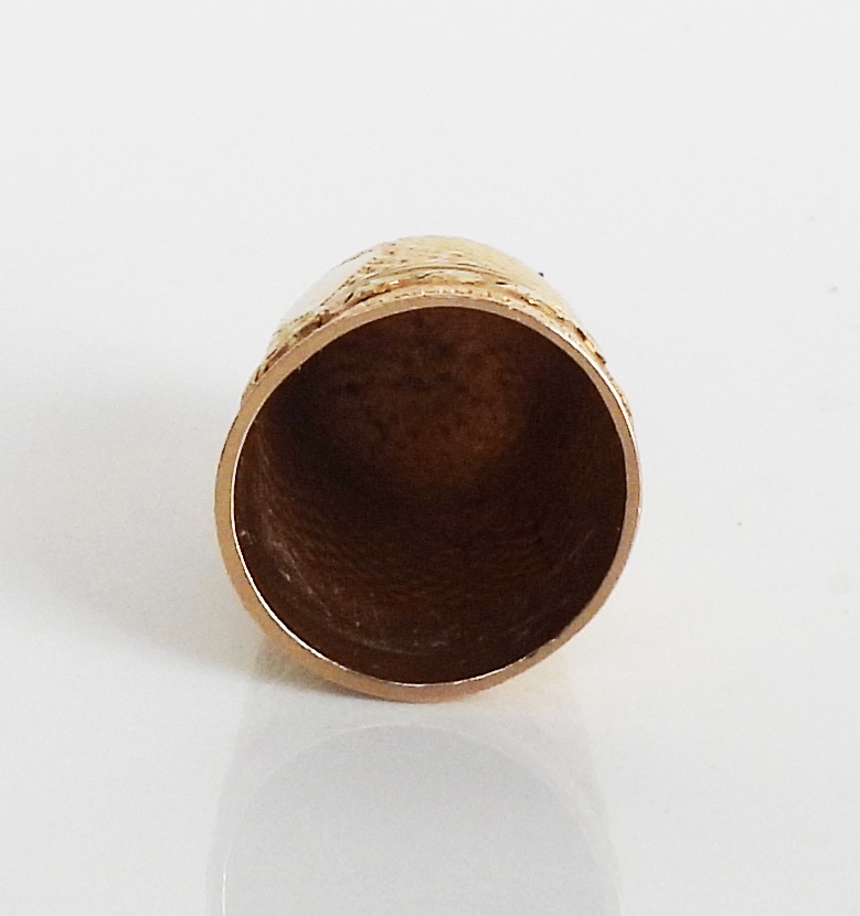 18k Solid Gold Thimble. Early 19th-century Sewing Kit-photo-1
