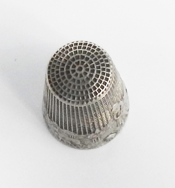 Fab Le De La Fontaine Perette Solid Silver Thimble And The Milk Jug Used For Sewing-photo-2