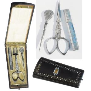 Coffret Nécessaire De Couture Ciseaux à Broder Broderie Anciens En Acier Gravé Napoléon III