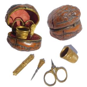 Nécessaire De Couture Miniature Enfant Poupée  En Popote Dans Une Noix