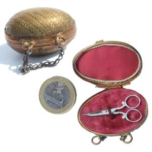 Nécessaire De Couture Poupée Enfant Dans Oeuf En Laiton Ciseaux acier miniature Fin XIXe