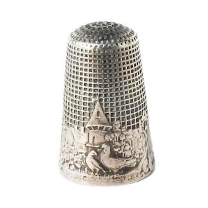 Dé à coudre ancien  en argent massif fable de la Fontaine "Les deux pigeons" début XXe