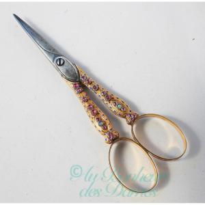 Paire de ciseaux or 18 carats émail et rubis et opales début XIXe siècle nécessaire couture