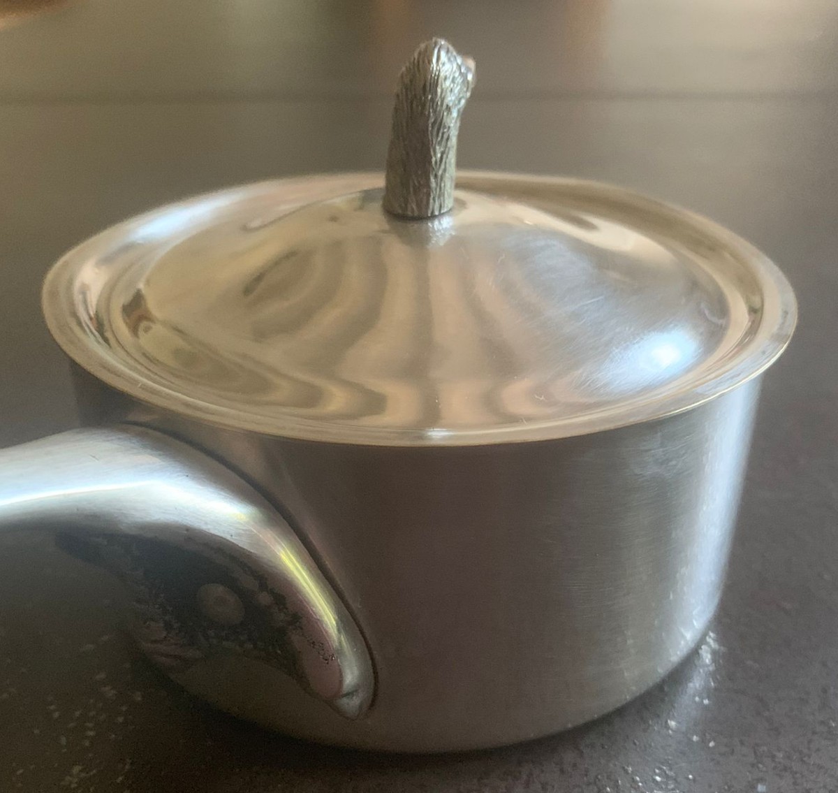 Casserole de service en métal argenté – Décor de canard – France, vers 1950–1970-photo-2
