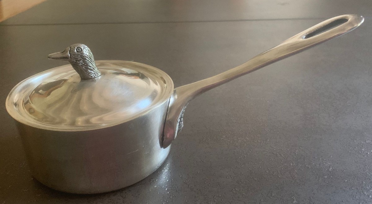 Casserole de service en métal argenté – Décor de canard – France, vers 1950–1970