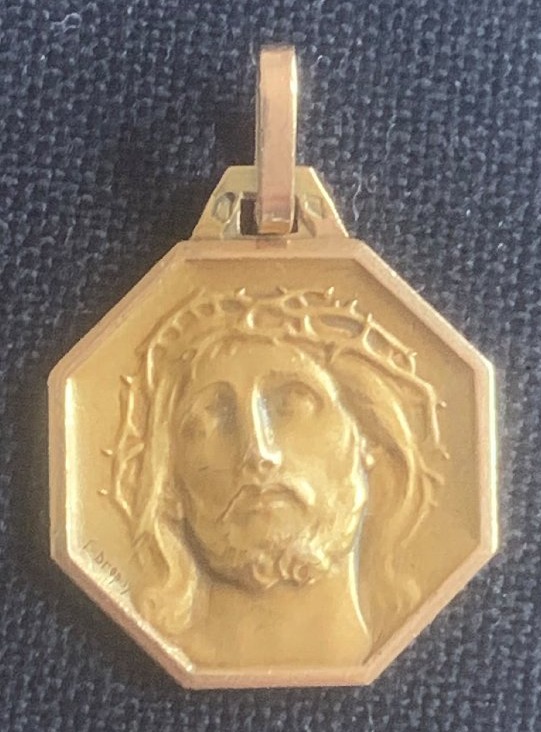 Médaille représentant la tête du Christ  signée E Dropsy, Or 18 carats
