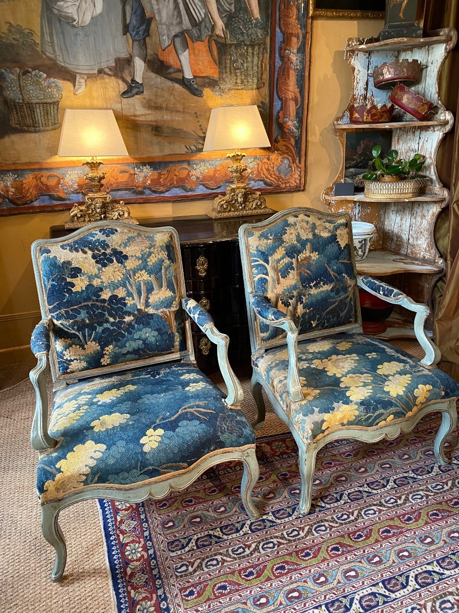 Paire De Fauteuils Peints XVIII ème Recouverts De Tapisserie Aux Petits Points 