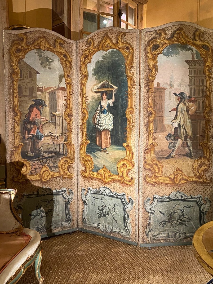 Paravent XVIII ème à 3 Feuilles  les personnages représentent des métiers de rue au 18 ème 