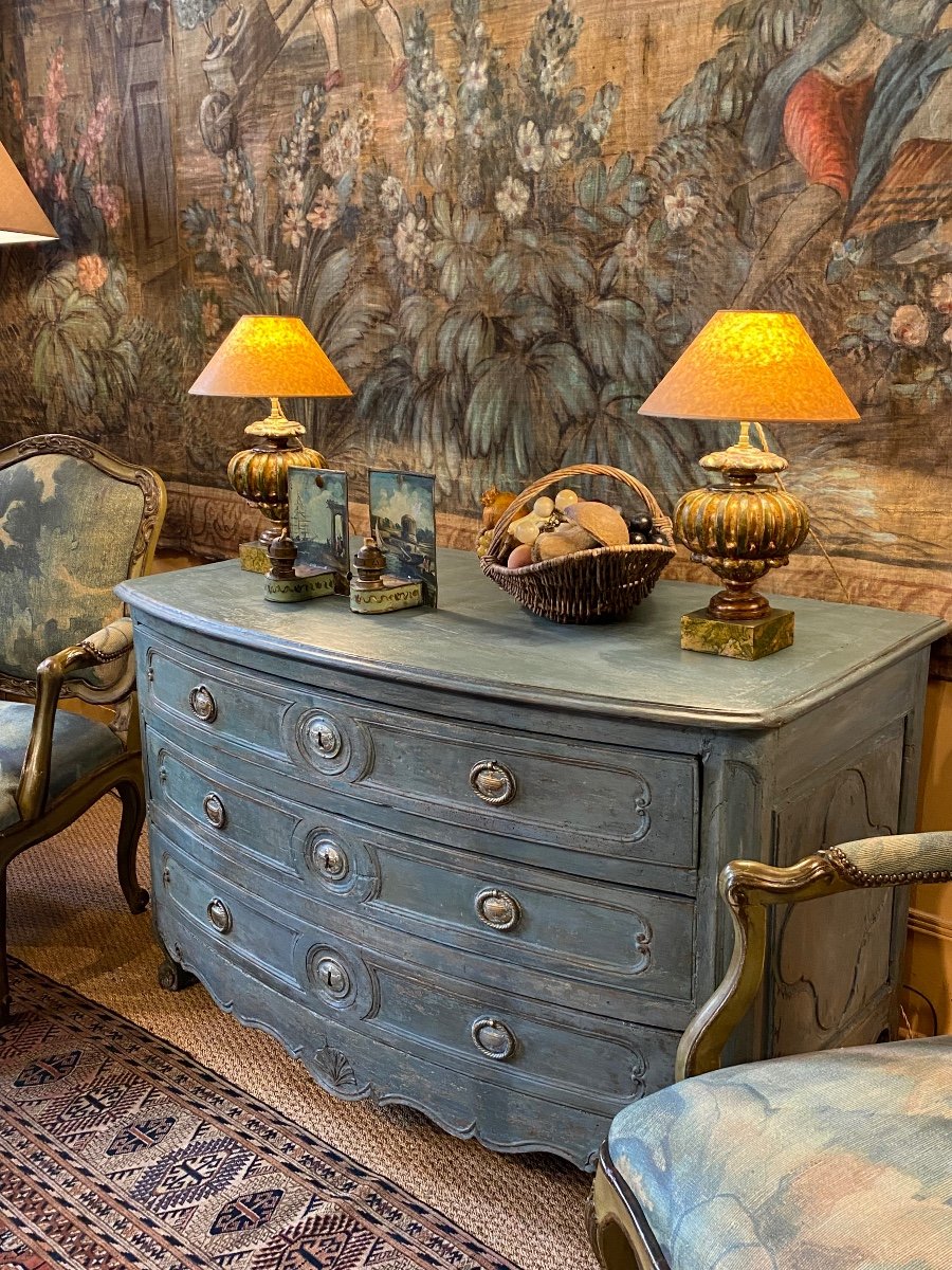 Commode 18 ème à Façade Cintrée Ouvrant Sur 3 Tiroirs peinte ( Aix en Provence )