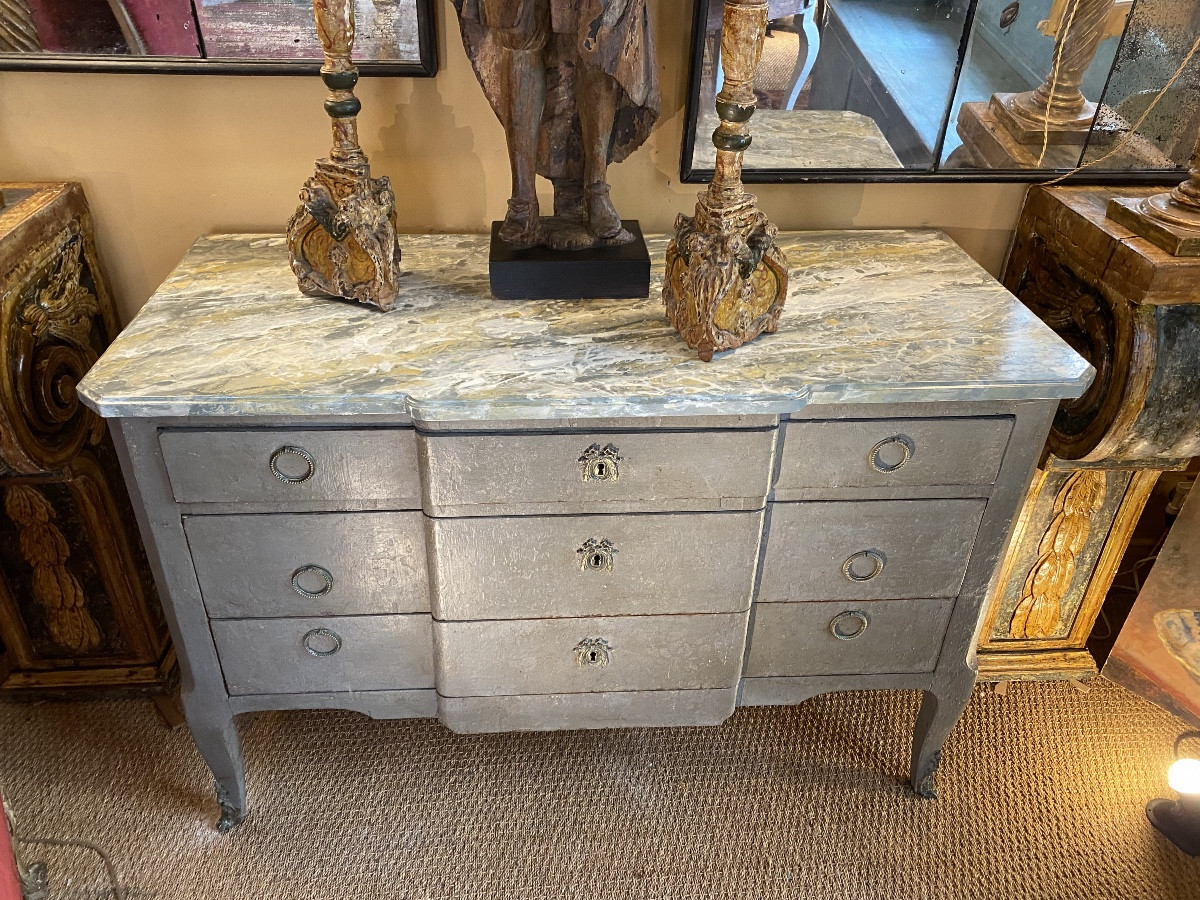 Commode à ressaut peinte 18 ème plateau marbre ouvrant sur 3 tiroirs en façade 