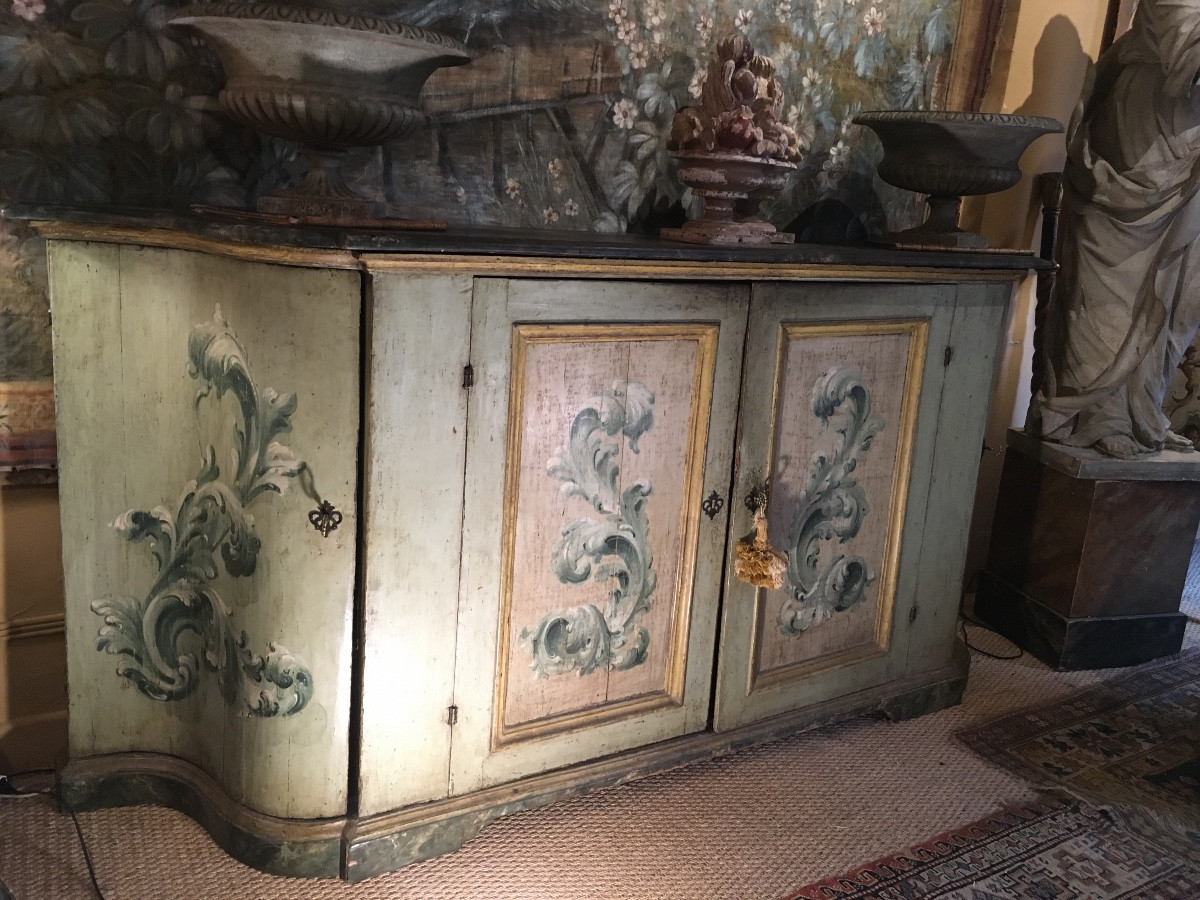 18th Century Painted Italian Credenza Opening Onto 4 Doors (marche Region)