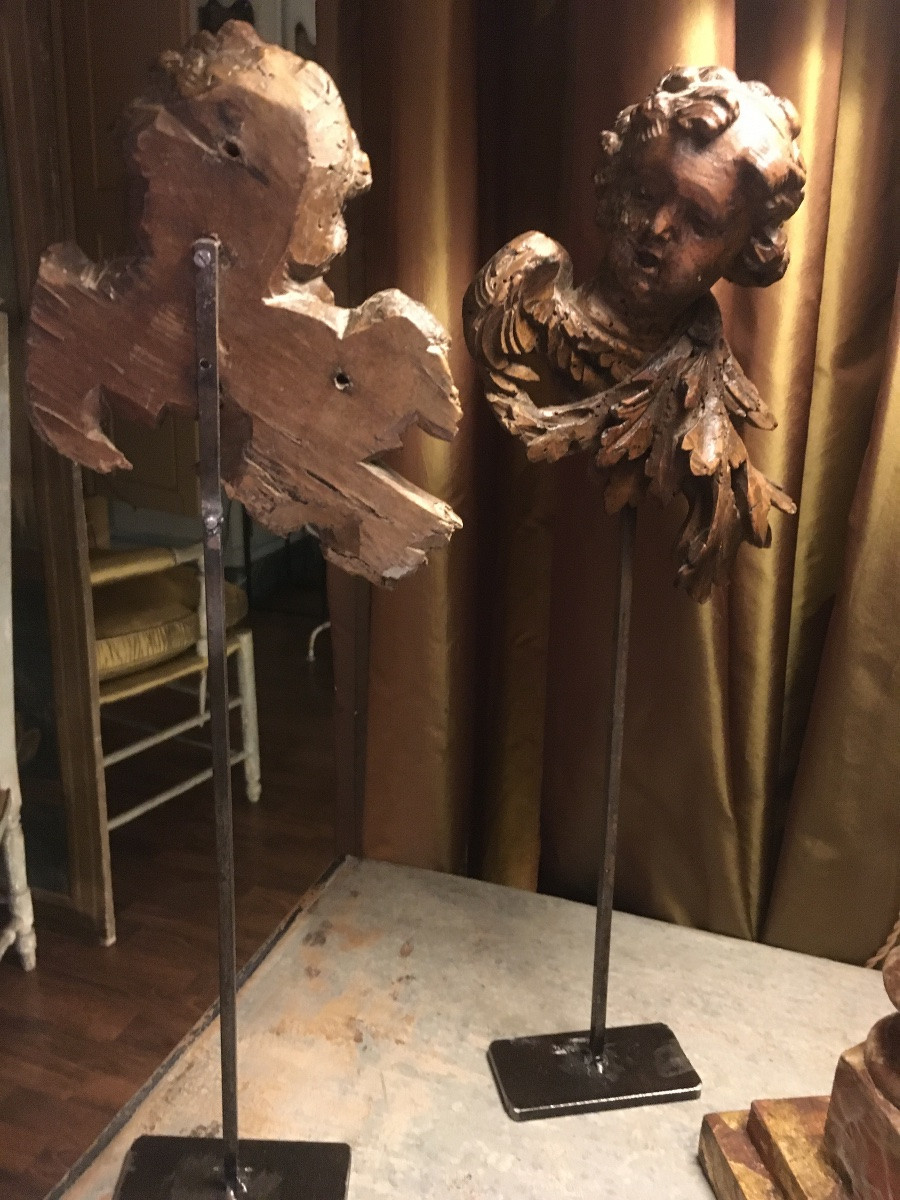 Paire de têtes d’anges XVIII ème en bois naturel sculpté ( socles en métal )-photo-3
