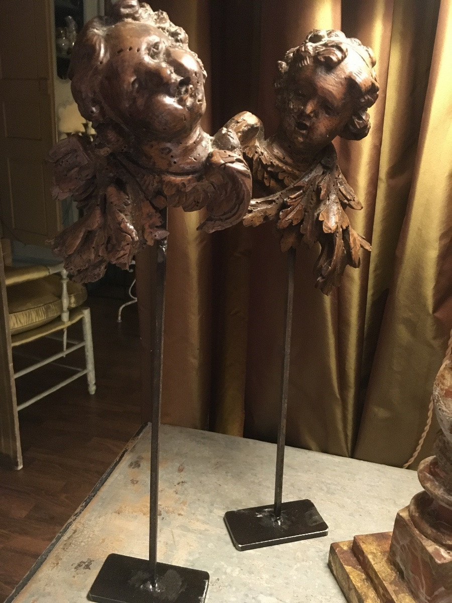 Paire de têtes d’anges XVIII ème en bois naturel sculpté ( socles en métal )-photo-4