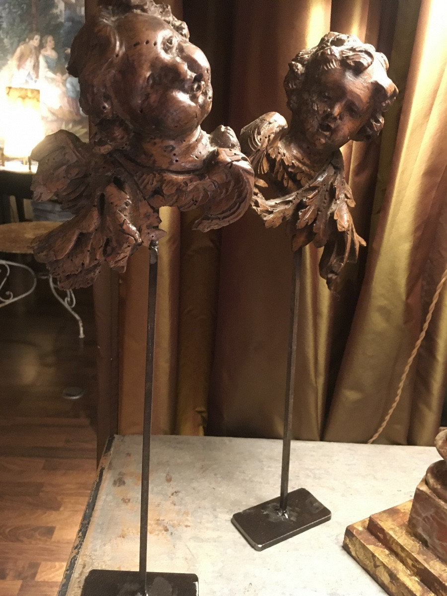 Paire de têtes d’anges XVIII ème en bois naturel sculpté ( socles en métal )