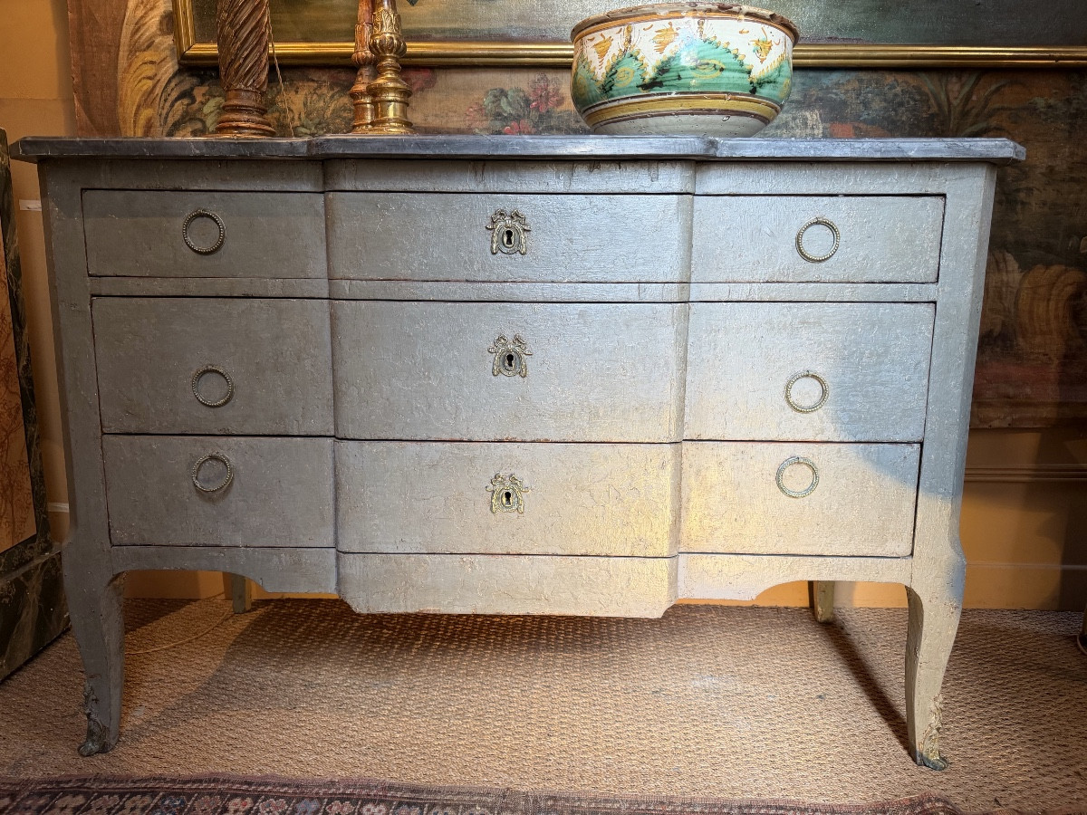 Late 18th Century Painted Chest Of Drawers With Projecting Front, Opening Onto 3 Drawers (restored Grey Marble Top)