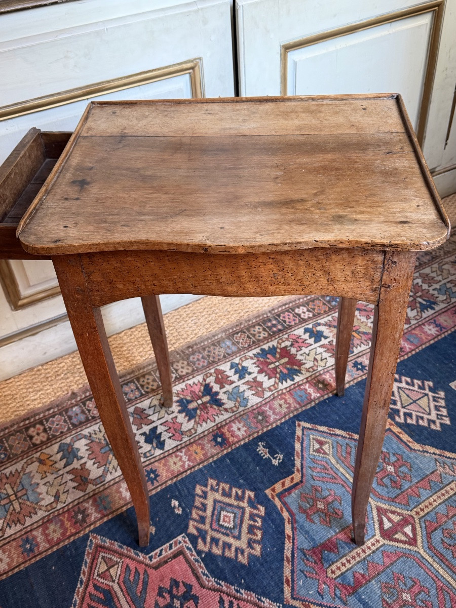 Petite table volante en noyer galbée XVIII ème avec un tiroir en ceinture-photo-2
