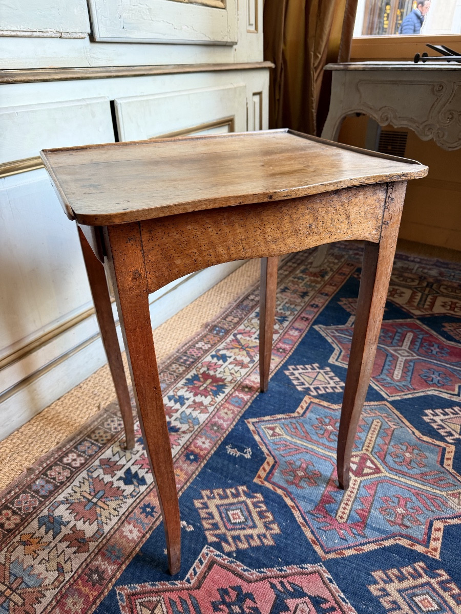 Petite table volante en noyer galbée XVIII ème avec un tiroir en ceinture-photo-3