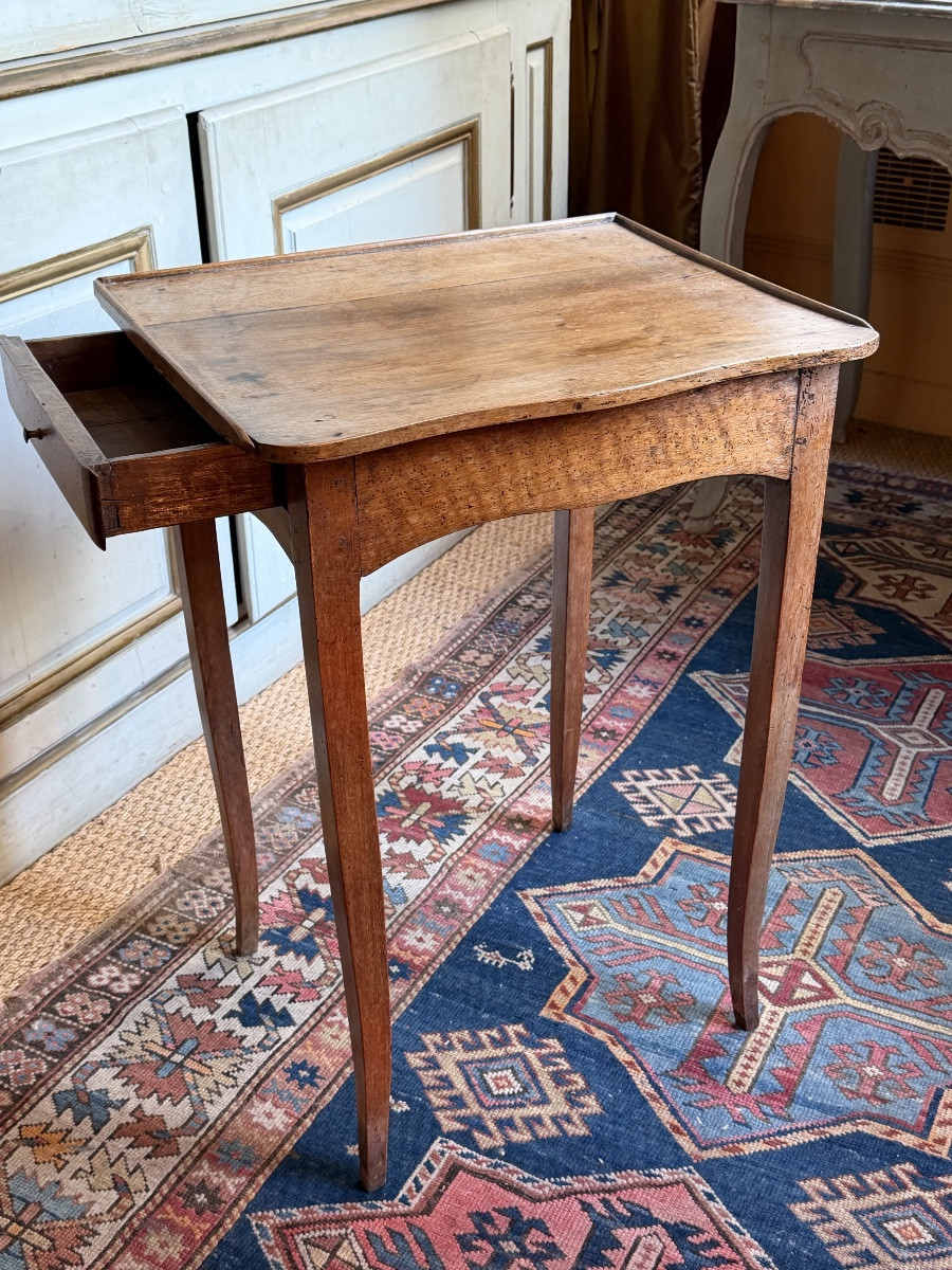 Petite table volante en noyer galbée XVIII ème avec un tiroir en ceinture