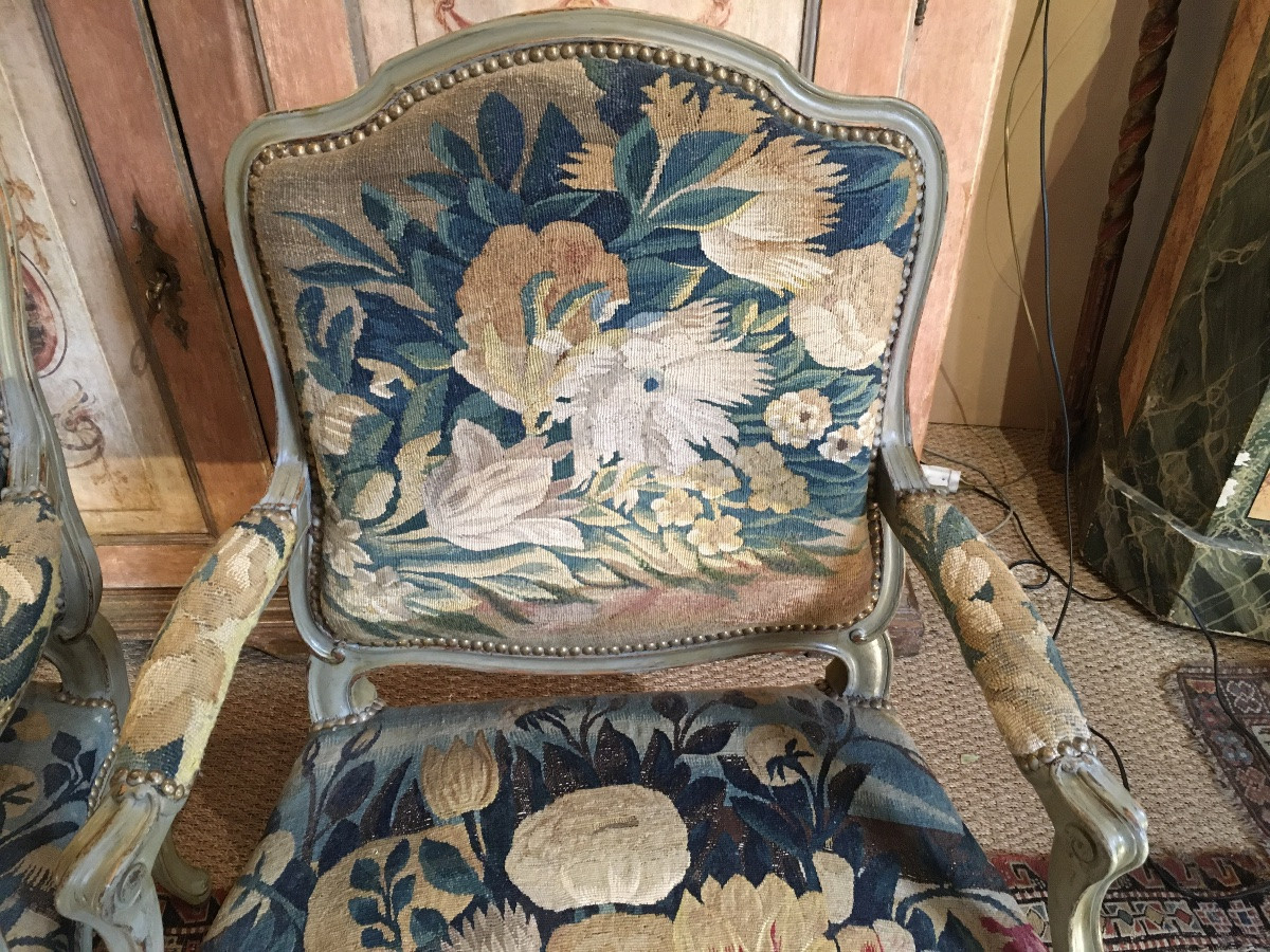 Paire de fauteuils en bois sculpté peints recouverts d’une belle tapisserie aux tulipes -photo-2