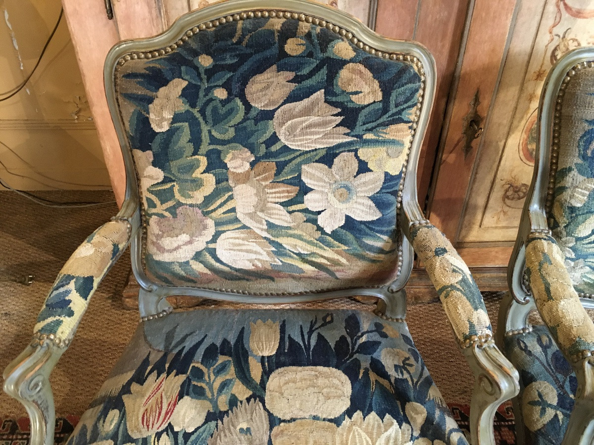 Paire de fauteuils en bois sculpté peints recouverts d’une belle tapisserie aux tulipes -photo-3