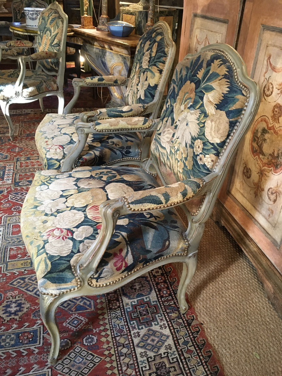 Paire de fauteuils en bois sculpté peints recouverts d’une belle tapisserie aux tulipes -photo-4