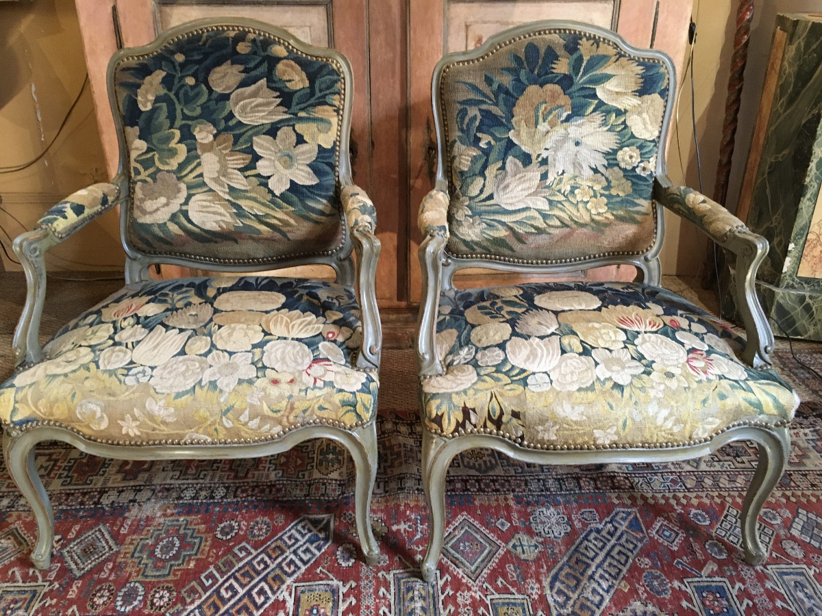Paire de fauteuils en bois sculpté peints recouverts d’une belle tapisserie aux tulipes 