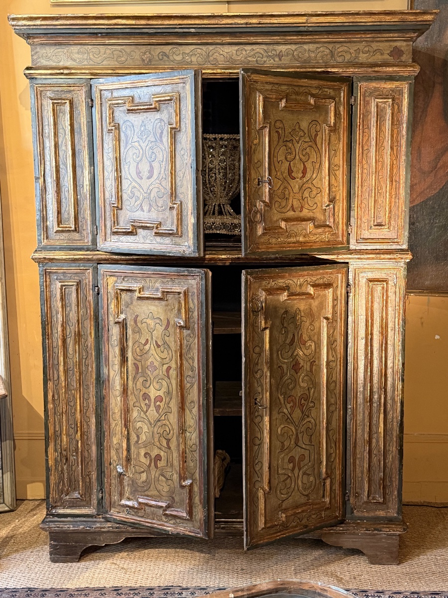 Cabinet italien ( Florence) XVII ème en bois sculpté peint et doré ouvrant sur 4 portes