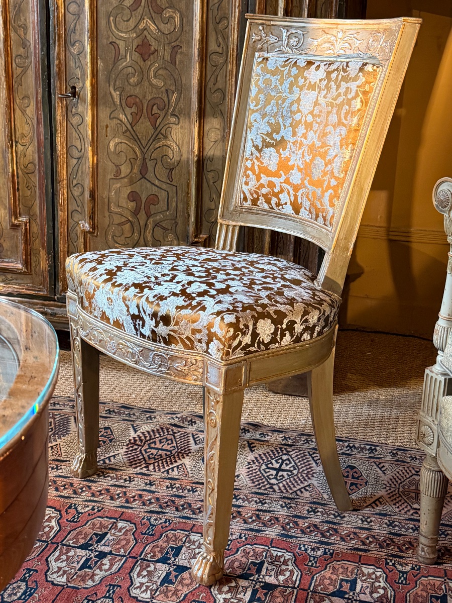 Chaise fin 18/19 ème en bois sculpté et peint ( tissus Rubelli )