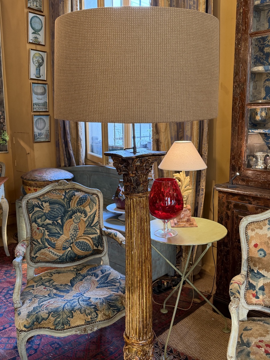 18th-century Gilded And Carved Wooden Column Converted Into A Lamp With A Half-shade -photo-3