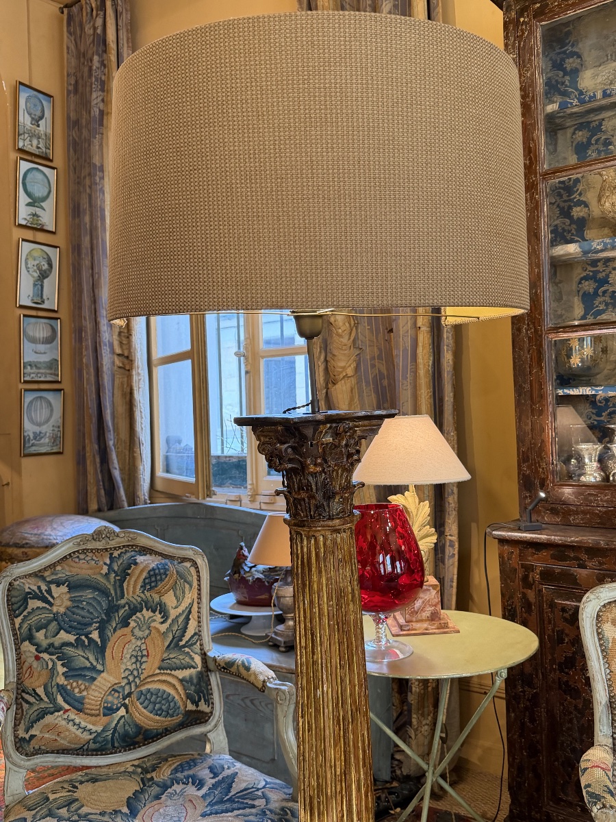 18th-century Gilded And Carved Wooden Column Converted Into A Lamp With A Half-shade -photo-4