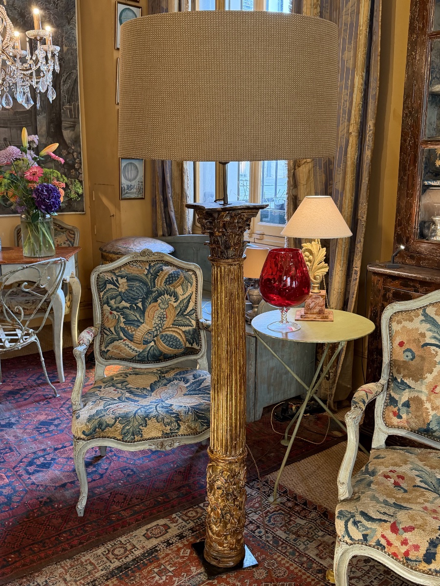 18th-century Gilded And Carved Wooden Column Converted Into A Lamp With A Half-shade 