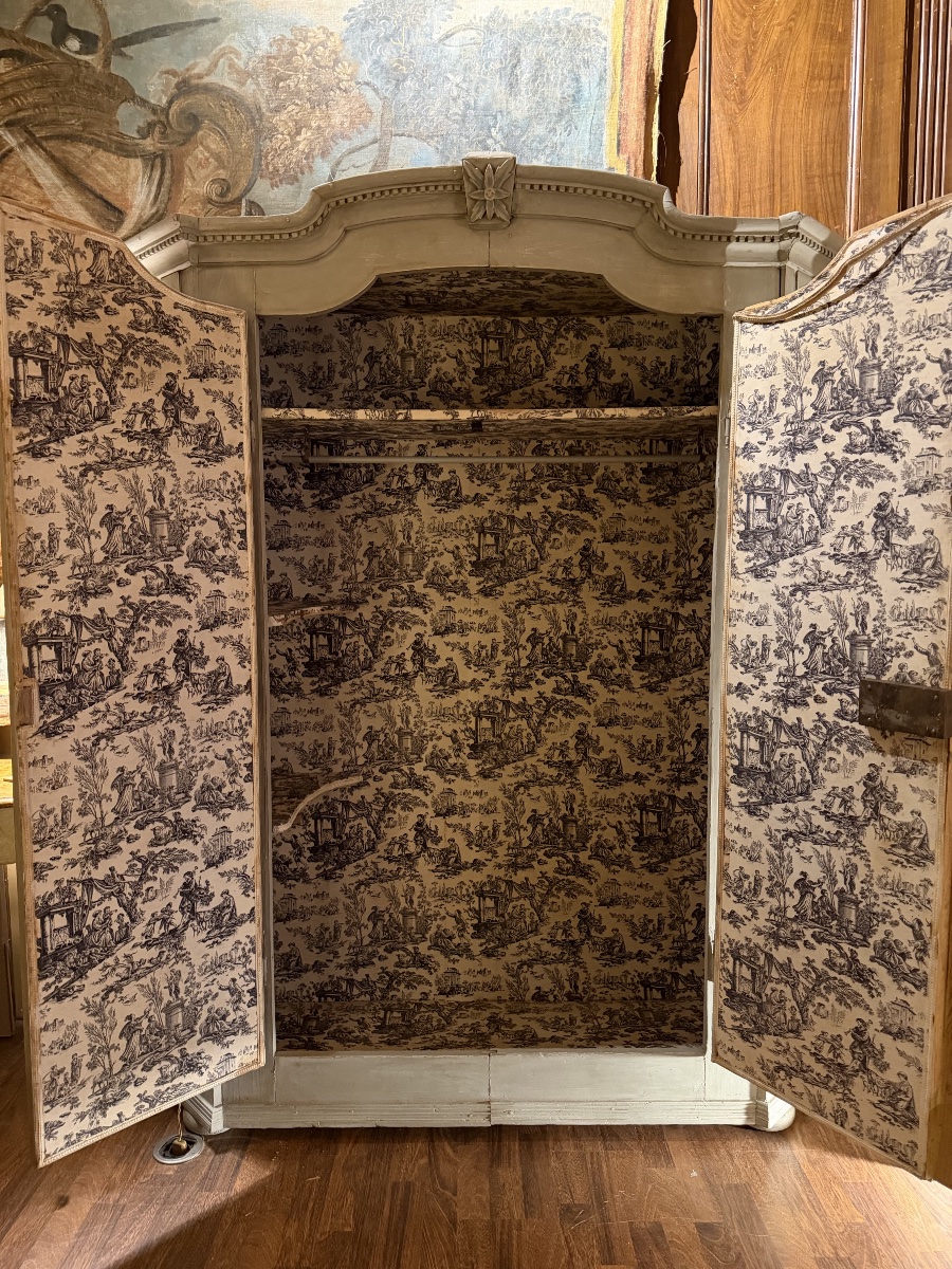 Petite armoire en mélèze d’époque XVIII ème entièrement tapissée à l’intérieur -photo-2