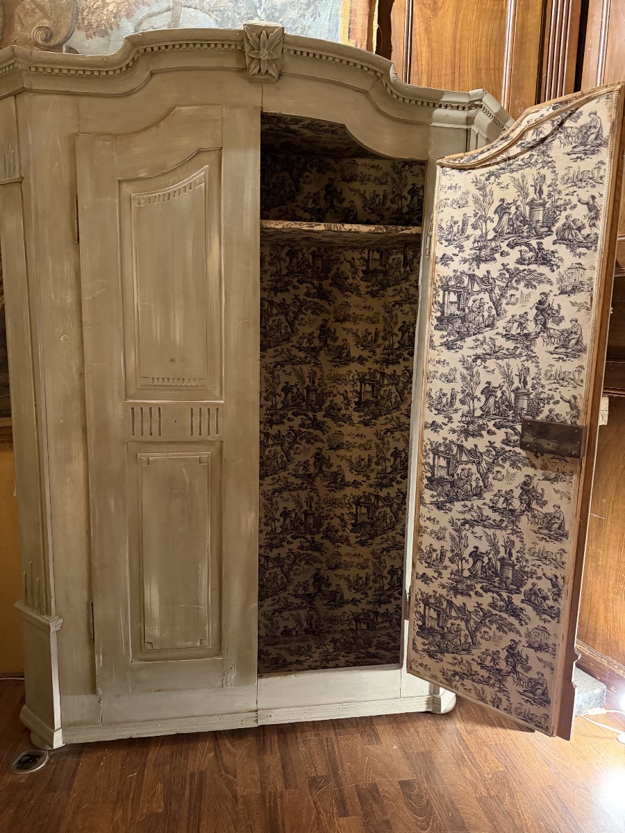 Petite armoire en mélèze d’époque XVIII ème entièrement tapissée à l’intérieur -photo-3