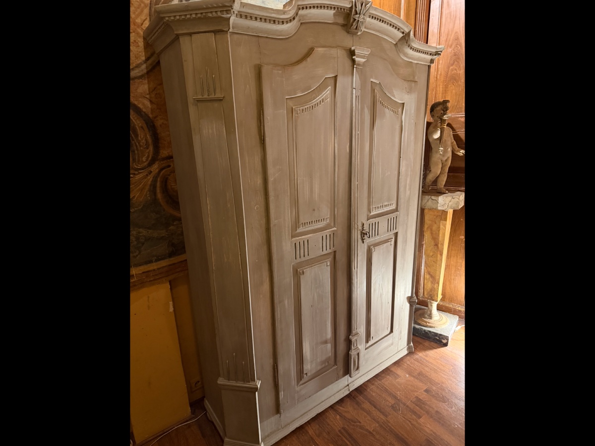 Petite armoire en mélèze d’époque XVIII ème entièrement tapissée à l’intérieur -photo-4