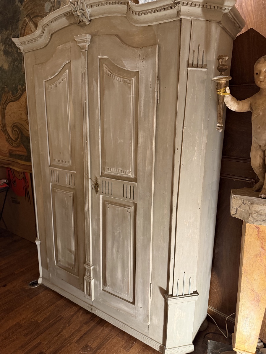 Petite armoire en mélèze d’époque XVIII ème entièrement tapissée à l’intérieur 