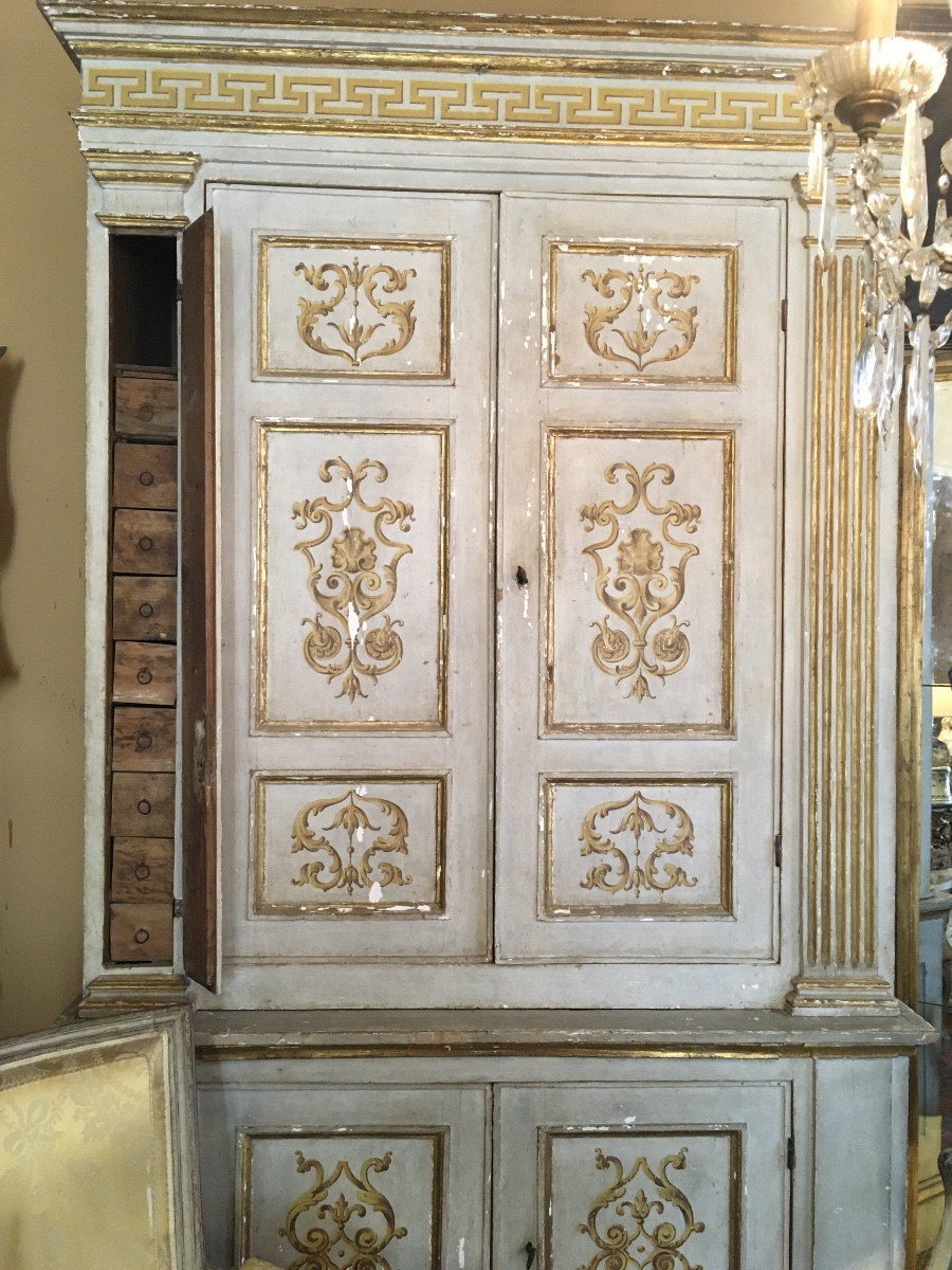 Meuble deux-corps peint et doré d’époque début XIX ème avec 4 portes en façade -photo-2