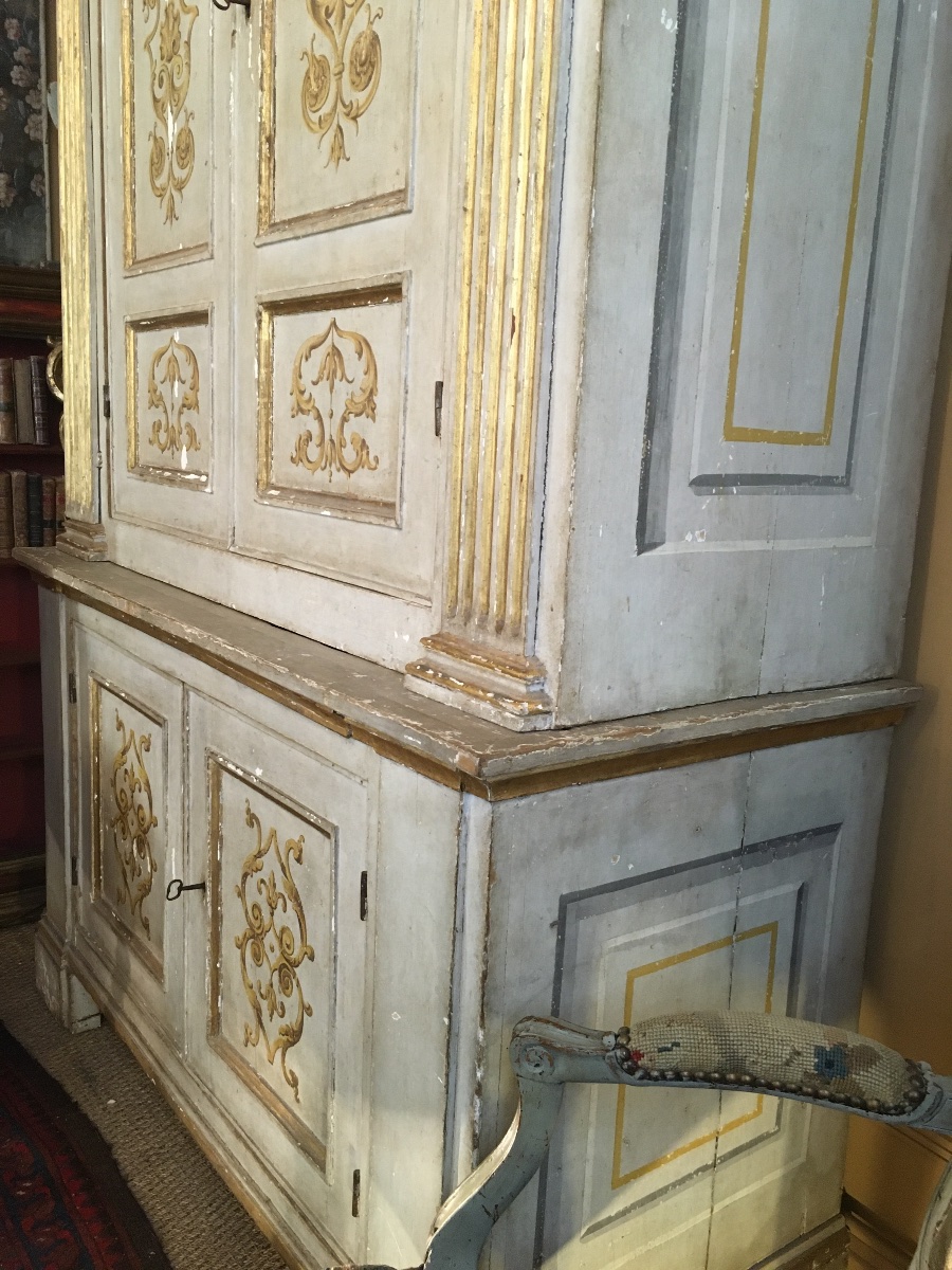 Meuble deux-corps peint et doré d’époque début XIX ème avec 4 portes en façade -photo-1