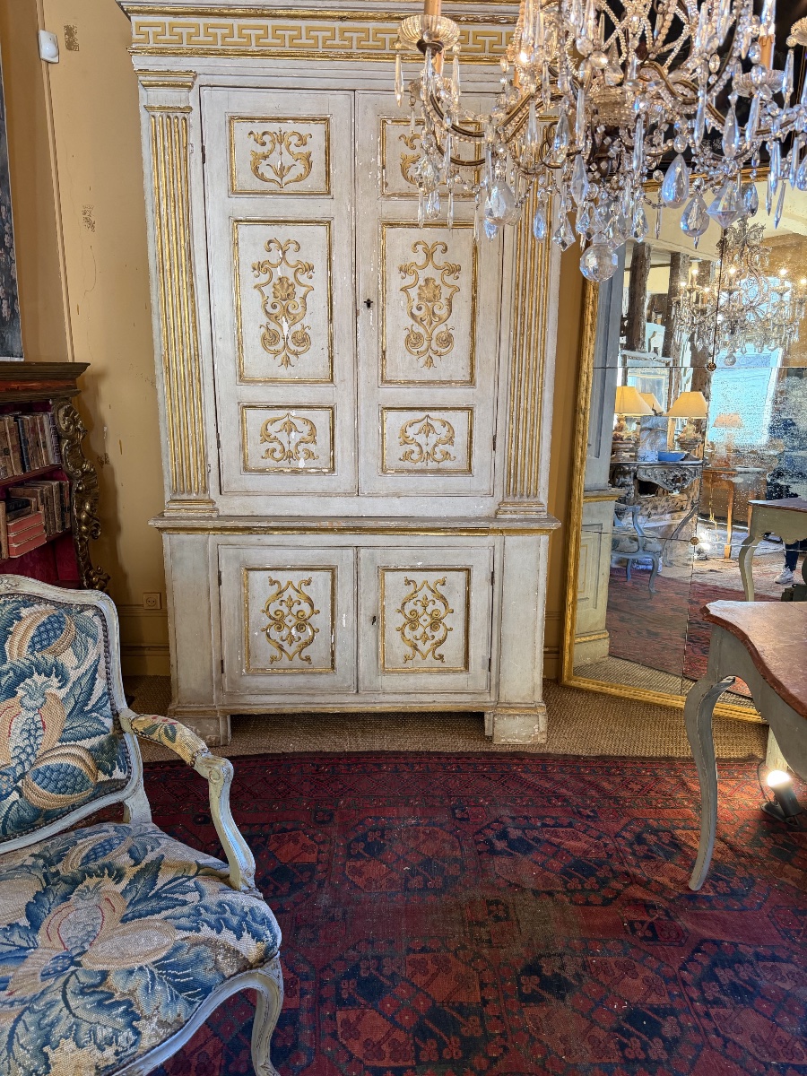 Meuble deux-corps peint et doré d’époque début XIX ème avec 4 portes en façade -photo-3