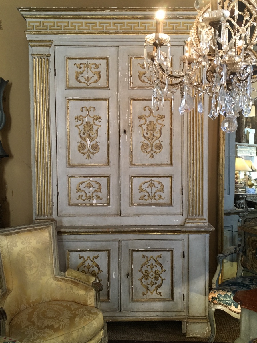 Meuble deux-corps peint et doré d’époque début XIX ème avec 4 portes en façade 