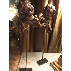 Paire de têtes d’anges XVIII ème en bois naturel sculpté ( socles en métal )