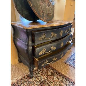 Commode de décor de théâtre peinte ouvrant sur 3 tiroirs,  plateau bois peint faux-marbre XX èm