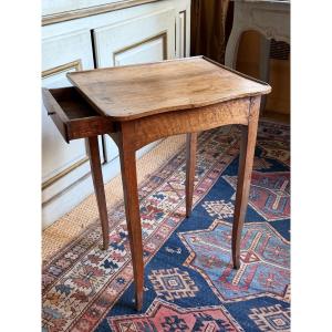 Petite table volante en noyer galbée XVIII ème avec un tiroir en ceinture