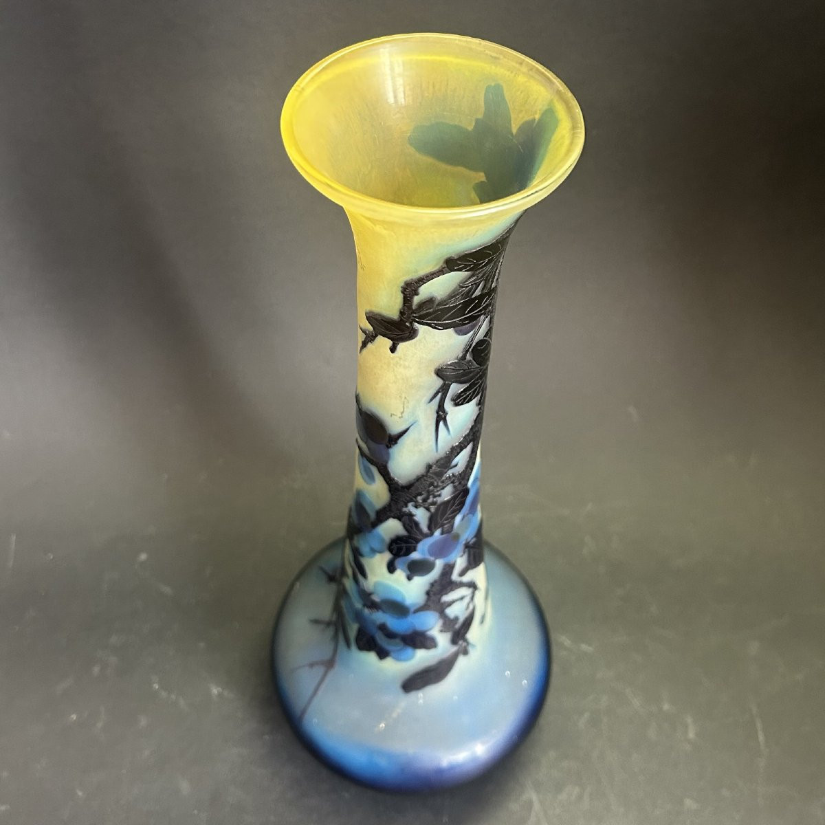 Emile Gallé (1846-1904), Vase à haut col multicouche à décor de branches de pruniers-photo-2