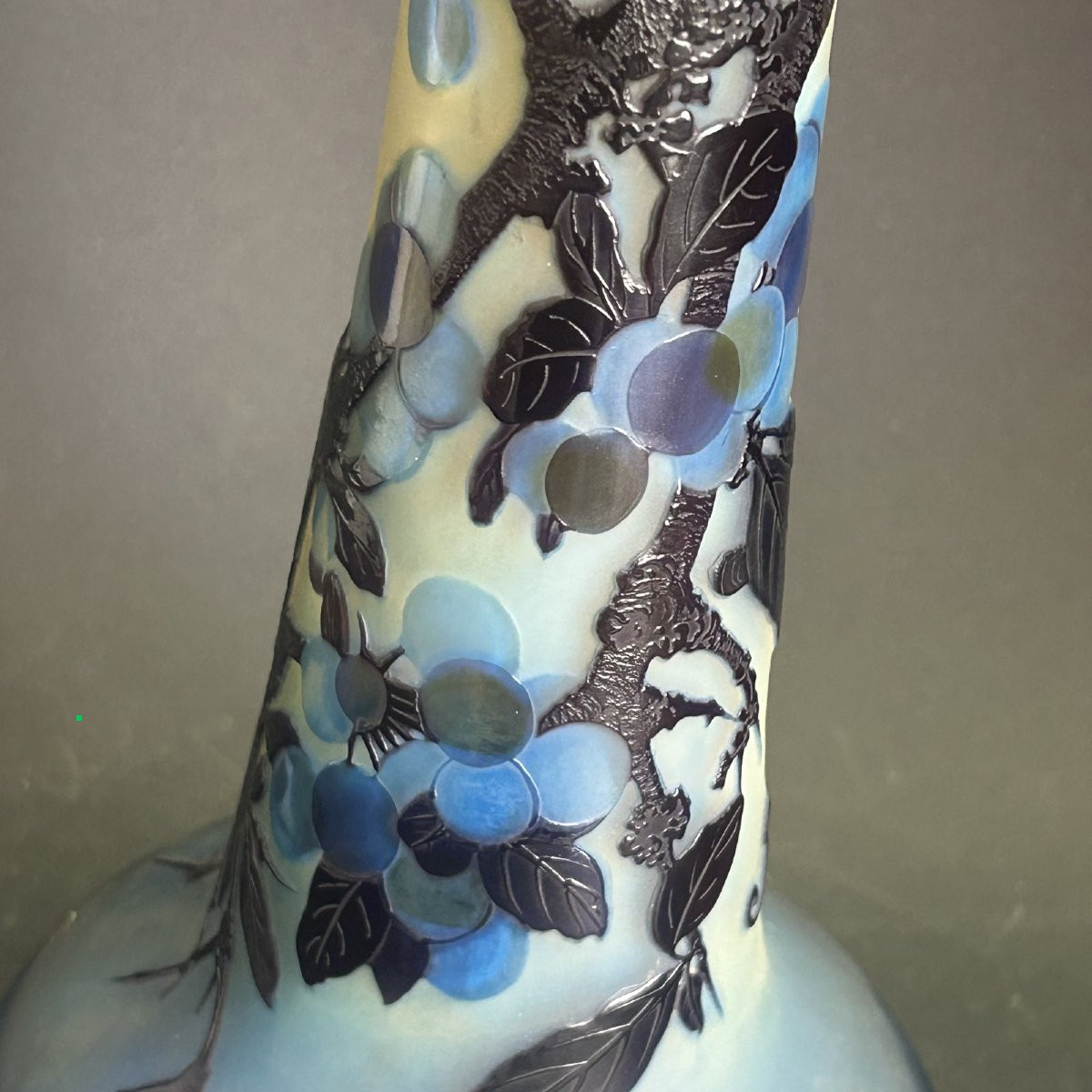 Emile Gallé (1846-1904), Vase à haut col multicouche à décor de branches de pruniers-photo-3