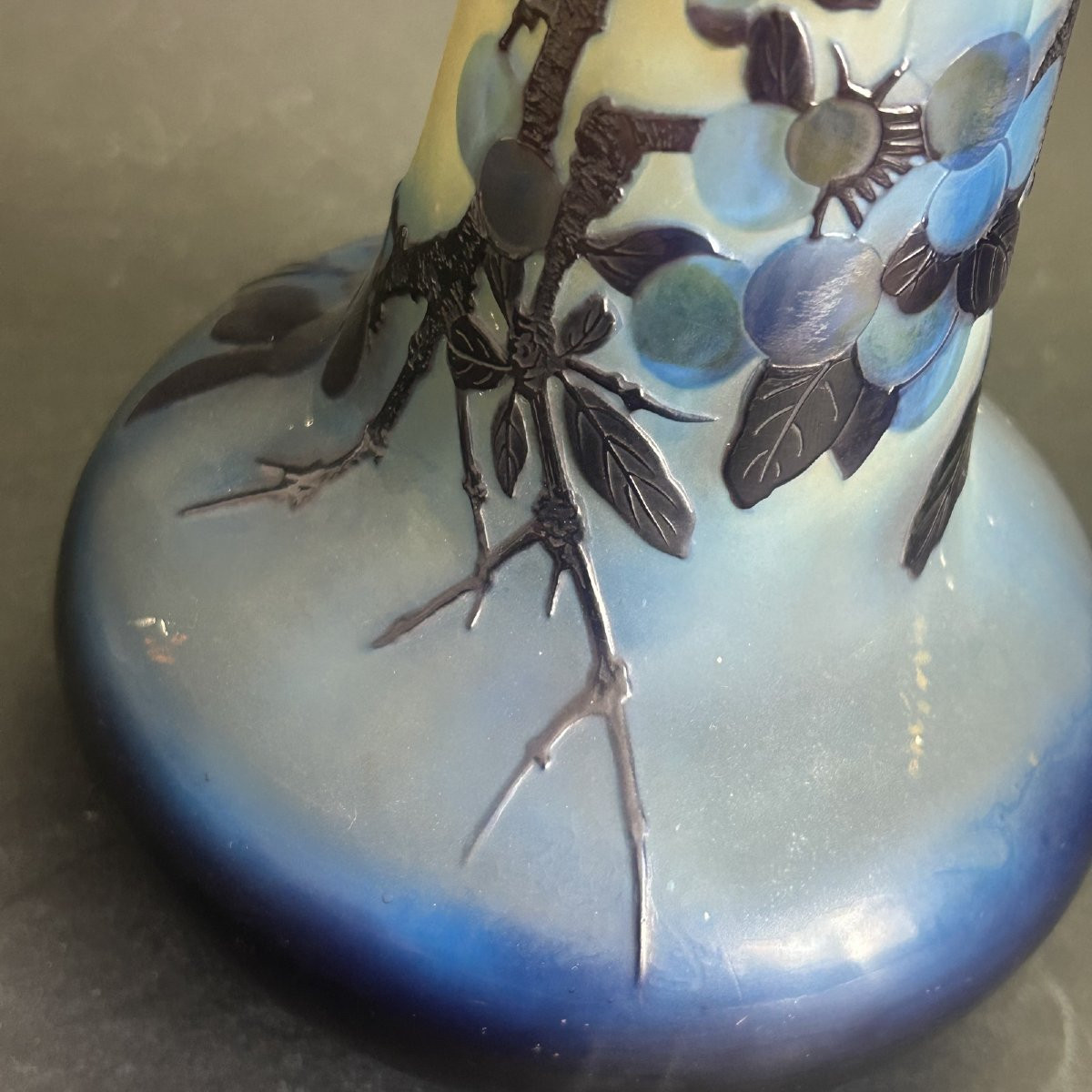 Emile Gallé (1846-1904), Vase à haut col multicouche à décor de branches de pruniers-photo-3
